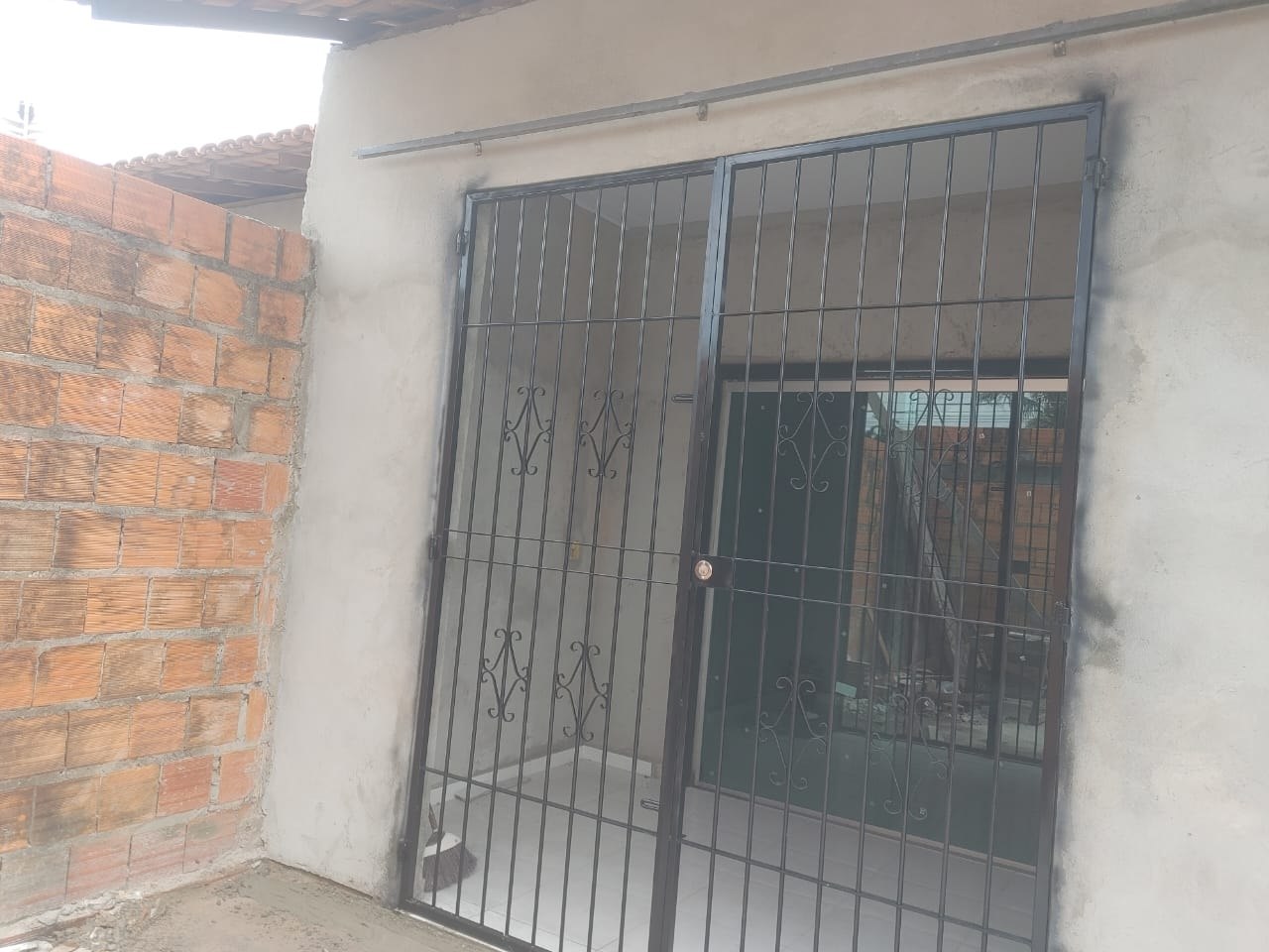 Portão de ferro preto com grades