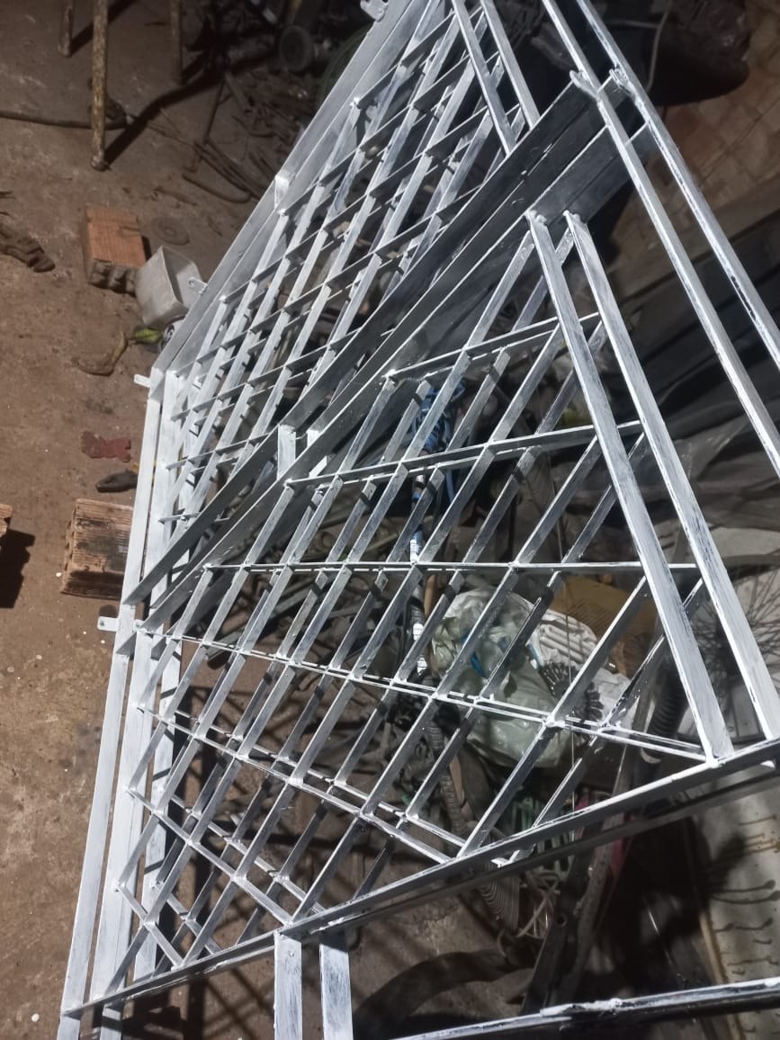 Estrutura de grade em fabricação