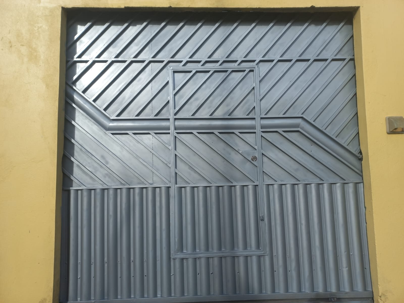 Portão de metalon com design geométrico