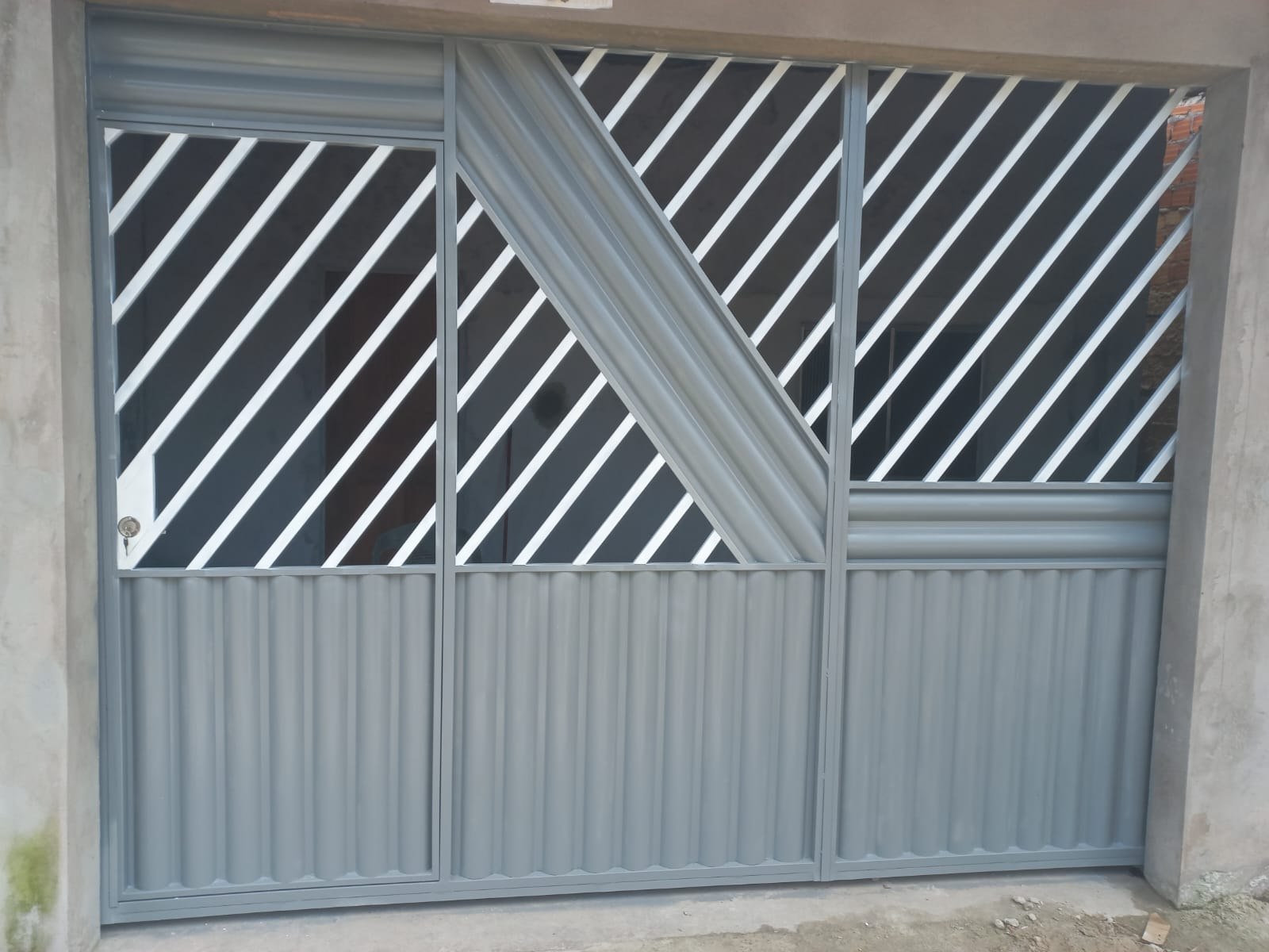 Portão de metalon cinza com design moderno