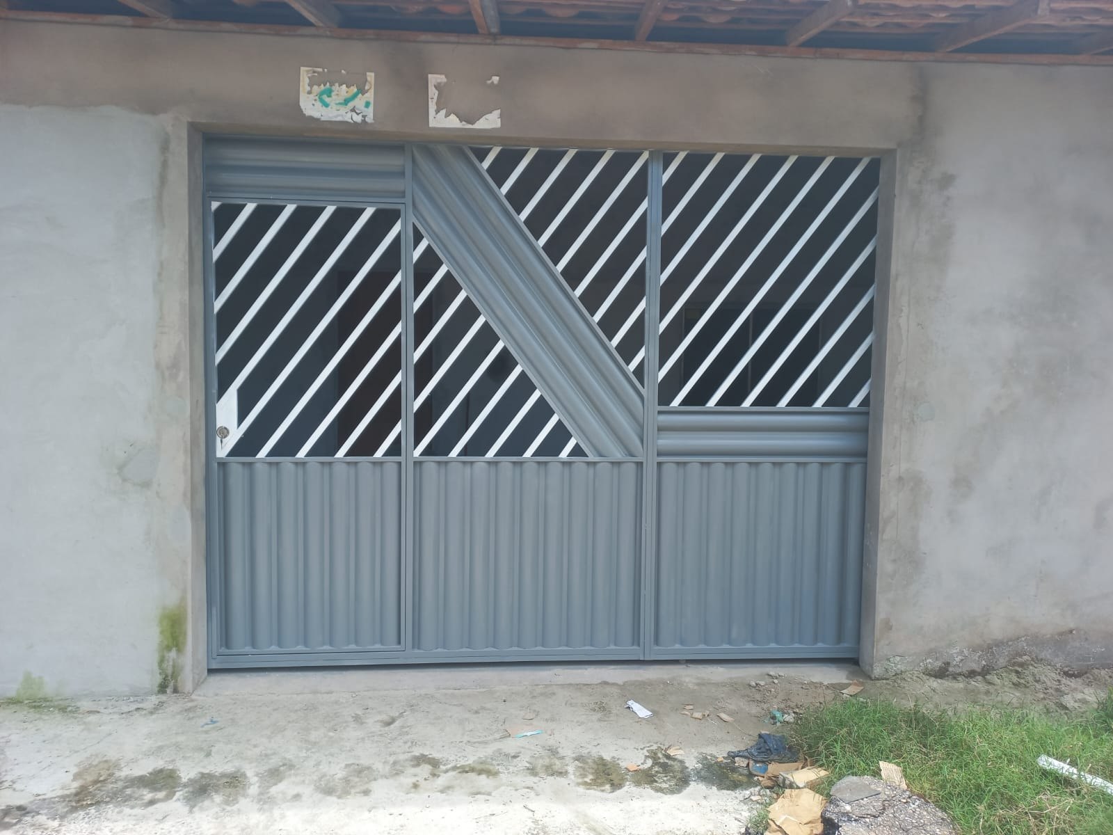 Portão de metalon cinza instalado